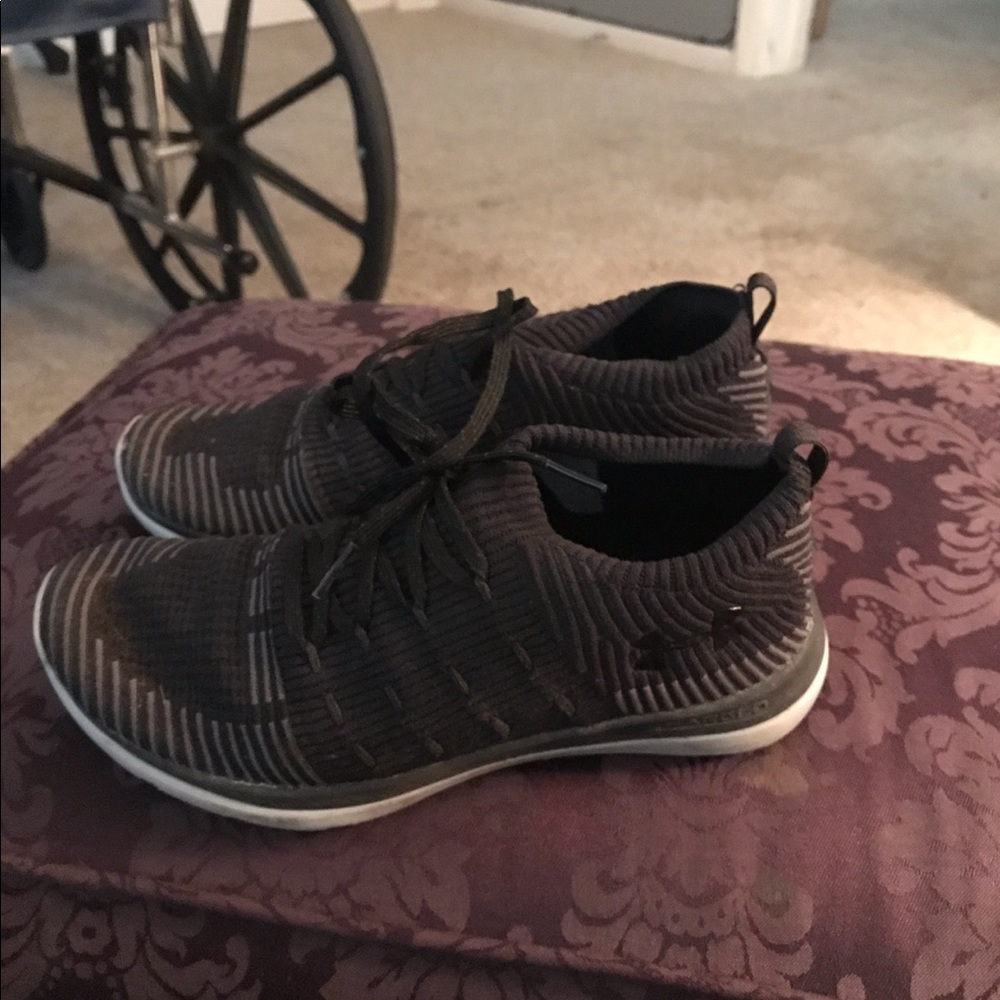 Under armour tennis shoes new with box size 6y